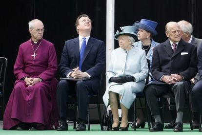 De izquierda a derecha, el arzobispo de Canterbury, el primer ministro británico, David Cameron, la reina Isabel y el príncipe Philip en el aniversario de la Magna Carta en Runymede