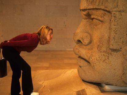 Una de las grandes cabezas olmecas que se exhiben en el Museo de Antropolog&iacute;a de la ciudad.