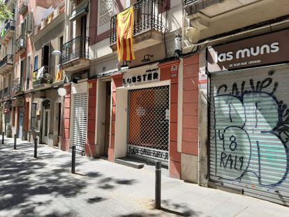 Tiendas de ropa cerradas en las calles peatonales y comerciales de Gràcia, en Barcelona. / C. B.