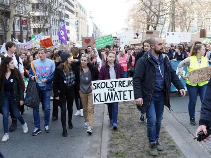 La activista sueca Greta Thunberg, al frente de una movilización juvenil contra el cambio climático.