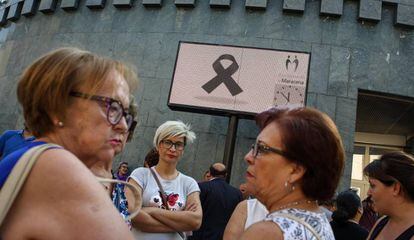 Concentración en el ayuntamiento de Maracena (Granada) en contra de la violencia machista por el asesinato de una mujer de la localidad.