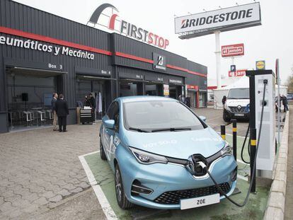 Puntos de recarga eléctrica en el taller de First Stop, en Sevilla.