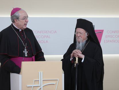 El secretario general de la Conferencia Episcopal Española, César García Magán (izquierda) y el patriarca ecuménico de Constantinopla, Bartolomé I, durante su visita a la sede de los obispos españoles.