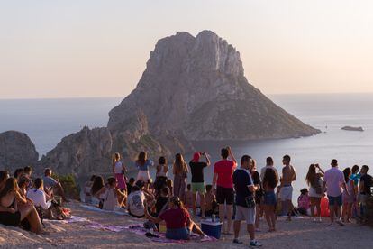 Grupos de personas disfrutan del atardecer en la Cala d'Hort, el pasado 7 de agosto en Ibiza.