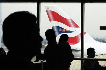 Pasajeros de British Airways esperan en una de las terminales del aeropuerto de Heathrow