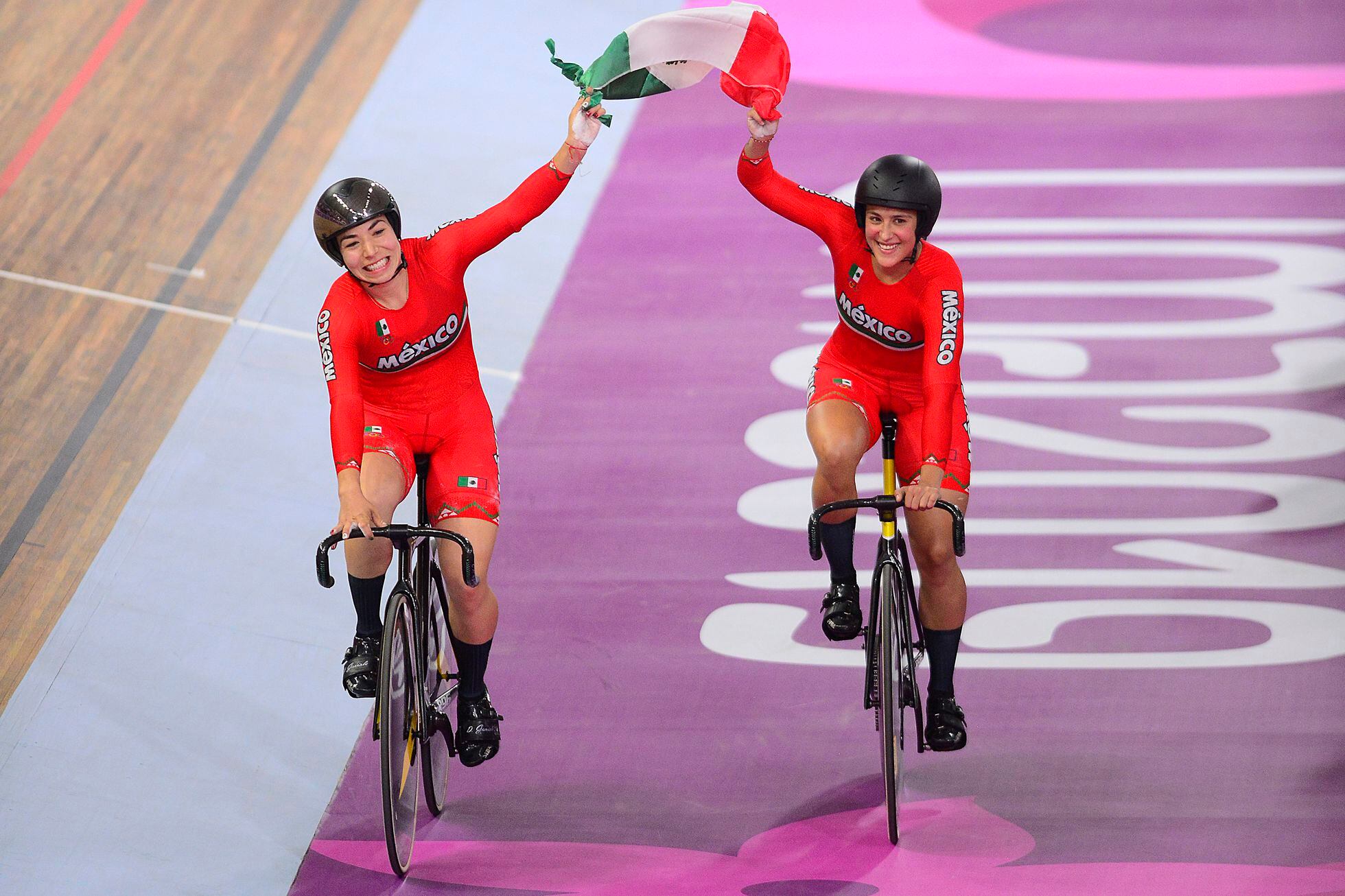 Las ciclistas Luz Gaxiola y Jessica Salazar durante los Juegos Panamericanos de 2019. 