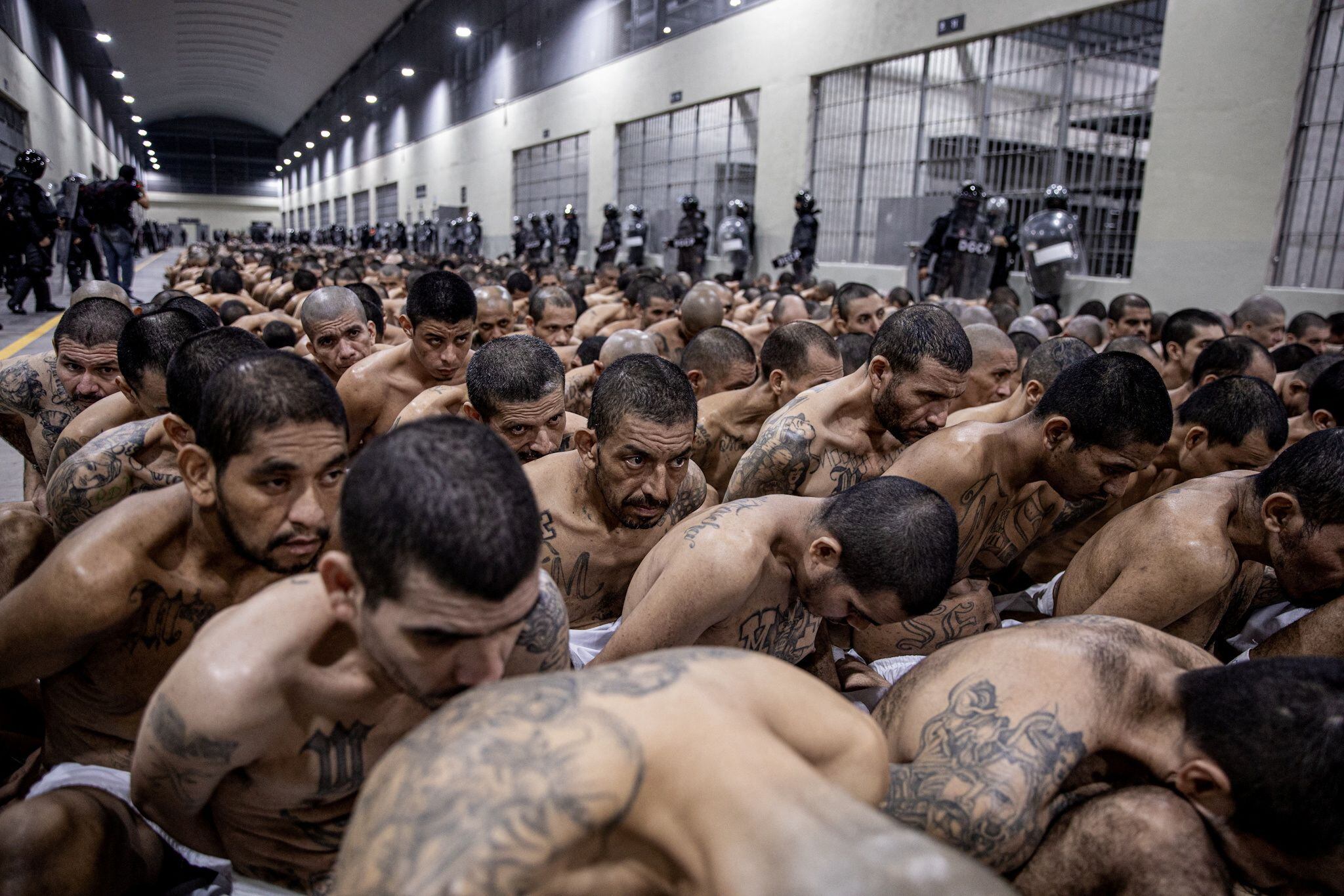 Detenidos esperan a ser trasladados a sus celdas en el Centro de Confinamiento del Terrorismo, en Tecoluca (El Salvador), el 15 de marzo de 2023.