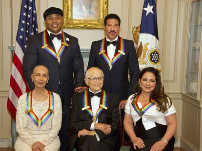 L Cool J, Lionel Richie,  Carmen de Lavallade, Norman Lear y Gloria Estefan posan con sus galardones.