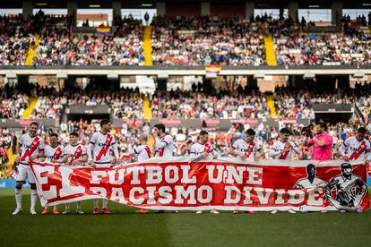 Los jugadores del Rayo sujetan una pancarta contra el racismo, minutos antes del inicio del partido.