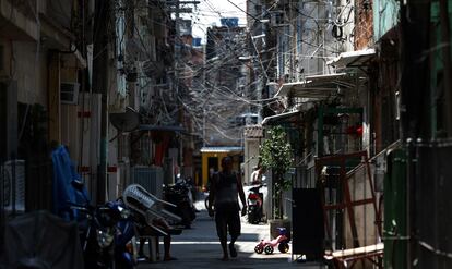 Un hombre camina en la favela da Maré el 13 de octubre de 2020, en Río de Janeiro (Brasil).