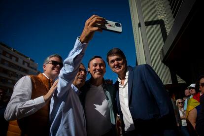 El senador popular por Almería, Rafael Hernando (centro), se hace un selfi junto a unos simpatizantes, en Madrid. 