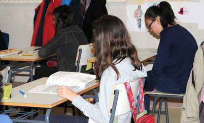 Alumnas del colegio Reina Victoria durante la prueba del miércoles.