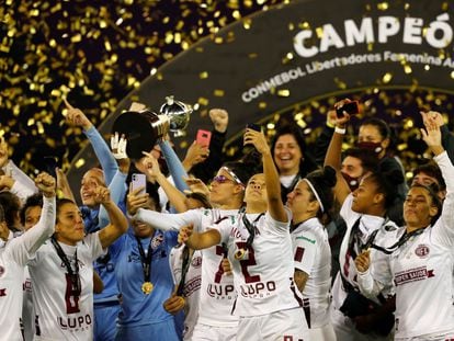 Jugadoras de Ferroviaria celebran la Copa Libertadores conquistada este domingo en Buenos Aires.