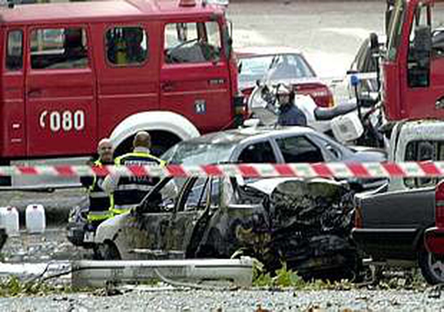 Aspecto del coche bomba que ha estallado esta mañana en Madrid.