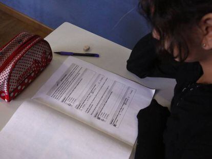 Una alumna de sexto de primaria del colegio Palacio Vald&eacute;s de Madrid. haciendo un examen.  