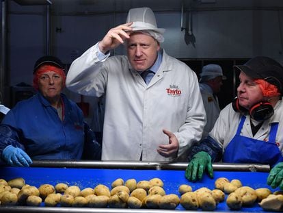 Boris Johnson, durante una visita electoral a una fábrica de Irlanda del Norte, el 7 de noviembre de 2019
