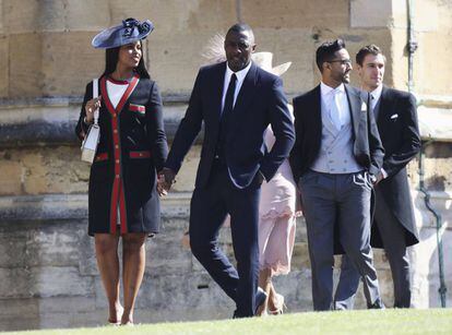 Sabrina Dhowre y el actor Idris Elba llegan a la capilla de San Jorge.