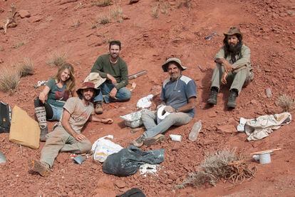 El paleontólogo Martín Hechenleitner (a la izquierda, con gafas) y su equipo con el primero de los tres ejemplares de titanosaurios que extrajeron.