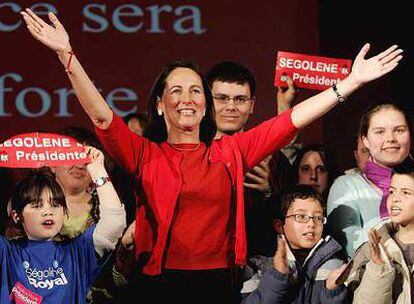 Ségolène Royal saluda a sus seguidores durante un mitin ayer en La Crèche (centro de Francia)