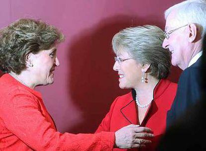 Caffarel (izquierda) saluda a Bachelet y García de la Concha en Santiago de Chile.