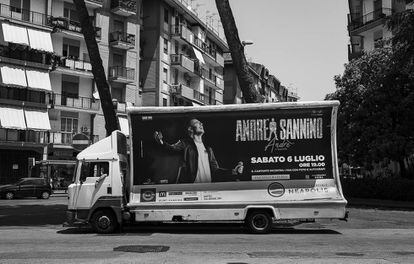 Un camión anuncia la semana pasada en Nápoles el concierto de Andre Sannino.