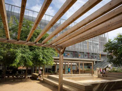 El nuevo patio de la escuela pública Can Fabra, en el distrito de Sant Andreu de Barcelona, este miércoles.