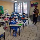 Los niños asisten a una clase sobre la reanudación de las clases presenciales en la Ciudad de México el 7 de junio de 2021, luego de que las actividades educativas fueran suspendidas debido a la pandemia del coronavirus COVID-19 durante más de un año. - La asistencia no es obligatoria ni para alumnos ni para profesores. (Foto de CLAUDIO CRUZ / AFP)