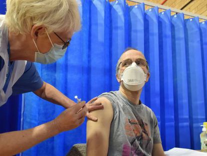 La OMS prevé que la población vulnerable se vacune una vez al año
