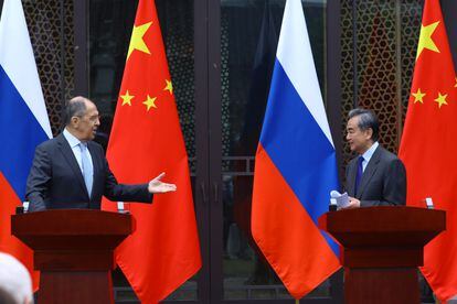 Los ministros de Exteriores de Rusia, Serguéi Lavrov, y China, Wang Yi, en una rueda de prensa este martes en Guilin (China)