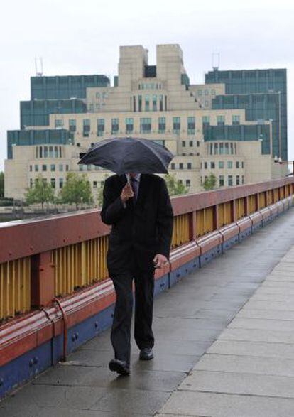 Un hombre camina junto a la sede del MI6 en Londres.