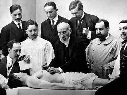 Clase de anatomía de Santiago Ramón y Cajal, situado en el centro, en 1915.