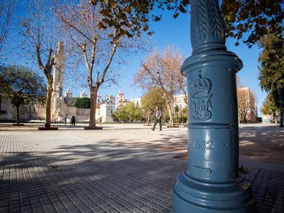 Una de las farolas fernandinas con el anagrama de Fernando VII, instaladas en el entorno del Monumento de las Cortes, en la plaza de España de Cádiz.