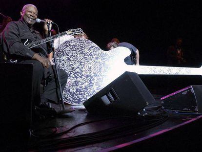 El músico B. B. King con su Gibson 'Lucille' en California, en 2005.