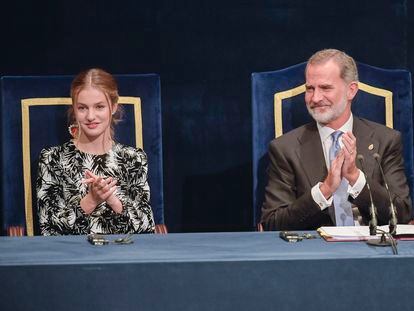 El rey Felipe VI y la princesa Leonor, durante la ceremonia de entrega de los Premios Princesa de Asturias, este viernes en Oviedo.