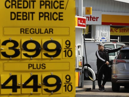 Un cartel con los precios de los carburantes, el lunes en una gasolinera en Washington.