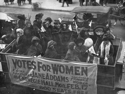 Jane Addams i altres dones reivindicant el sufragi femení a Nova York el febrer del 1913.