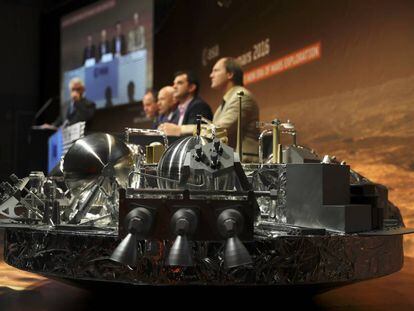 Una imagen de la rueda de prensa de la ESA esta ma&ntilde;ana con una maqueta del m&oacute;dulo &#039;Schiaparelli&#039; en primer plano