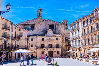 Esta villa fundada en la Edad del Hierro de poco más de 1.000 habitantes forma parte de la asociación Los Pueblos Más Bonitos de España. Algunas de las visitas ineludibles pasan por su plaza Mayor (en la foto), su centro neurálgico y parcialmente porticada; la iglesia de El Salvador, uno de los paradigmas del románico castellano; el Museo Lope Tablada de Diego; el santuario de la Virgen de la Peña; o la Puerta del Azogue (o Arco del Ecce Homo), una de las siete puertas que tuvo la muralla de <a href="https://elviajero.elpais.com/elviajero/2014/07/31/actualidad/1406830612_939330.html" target="_blank">Sepúlveda</a>. Tampoco hay que olvidarse de probar el plato estrella de su gastronomía: el lechazo asado en horno de leña.<br></br> Además, es el campo base perfecto para adentrarse en <a href="https://elviajero.elpais.com/elviajero/2019/06/03/album/1559577394_136142.html" target="_blank">el parque natural de las Hoces del Duratón</a>, donde el protagonista principal es el buitre leonado. Situado aguas abajo de la villa, aquí el río se ha encajado en un profundo cañón que, en algunos lugares, alcanza más de 100 metros de desnivel. A su imponente belleza paisajística se suman atractivos históricos, como la ermita románica de San Frutos (del siglo XII) y la cueva de los Siete Altares, cuyo interior resguarda un monumento religioso visigodo del siglo VII. <br></br>Más información: <a href="http://www.turismosepulveda.es/" target="_blank">turismosepulveda.es</a>