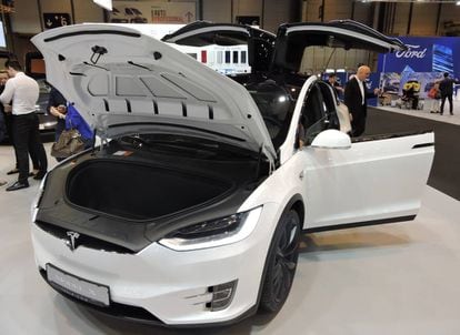 Model X de Tesla en Madrid Auto. El espacio del capó, que en un coche de combustión estaría ocupado por el motor, aquí sirve de maletero.