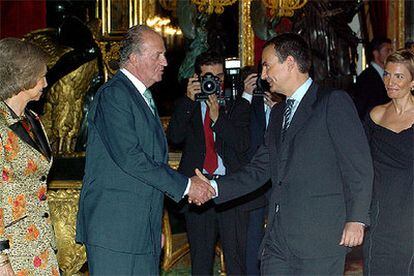 El Rey saluda a Zapatero, ante la Reina y Sonsoles Espinosa, durante la recepción en el Palacio Real.