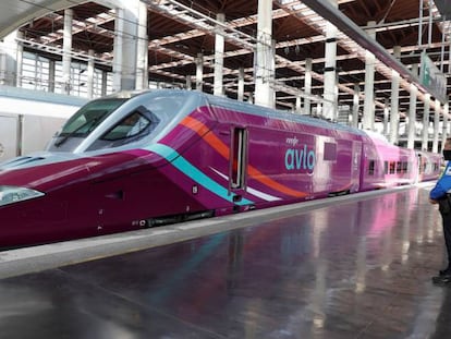 Tren Avlo de la sèrie 112 de Renfe, a Atocha.