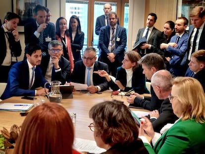 Reunión informal de varios ministros de Energía de la UE en un paréntesis del Consejo. Sentada, en cuarto lugar desde la izquierda, la vicepresidenta tercera y ministra para la Transición Ecológica y el Reto Demográfico, Teresa Ribera.