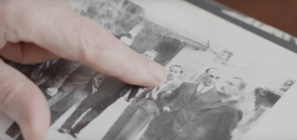Fotograma del documental 'Equipo D Los códigos olvidados' en el que Luis Ballarín identifica a su tío José Antonio Camazón.