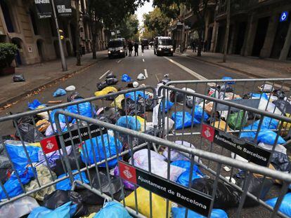 Bolsas de basura que los manifestantes arrojaron este domingo ante la Delegación del Gobierno en Barcelona. En vídeo, las distintas movilizaciones de los manifestantes.
