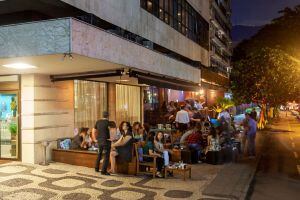 Ambiente en el Bar do Lado, en Leblon (Río de Janeiro).