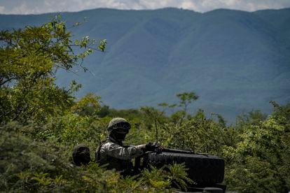 Militares visitan la Barranca de la "Carnicería" en Cocula, Guerrero, en la que fueron hallados restos óseos de dos estudiantes desaparecidos de Ayotzinapa, en septiembre de 2021.