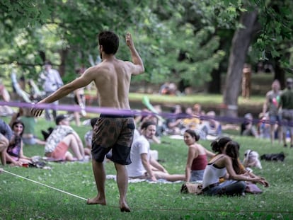 Un joven hace deporte en un parque de Montreal. 