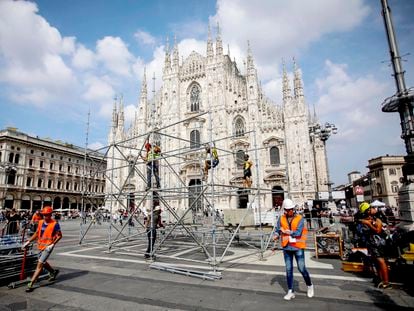 Varios trabajadores ultiman este martes ante la catedral de Milán los preparativos para el funeral de Silvio Berlusconi.