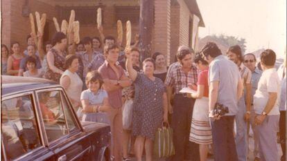 Guerra del pan en Orcasitas en 1976, cuando los vecinos reivindicaban la bajada del precio de la barra y una de las imágenes de la exposición Madrid Activismos (1968-1982).