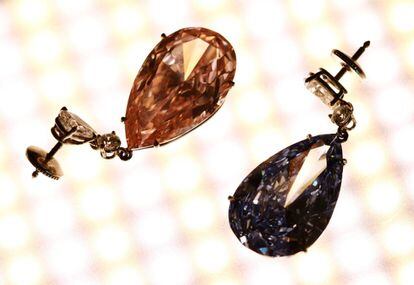 Sotheby's ha subastado en Ginebra (Suiza) el juego de pendientes más caro del mundo. Está compuesto por dos diamantes, uno azul y otro rosa, llamados Apollo Blue y Artemis Pink. El primero es de 14,54 quilates y el segundo, 16.